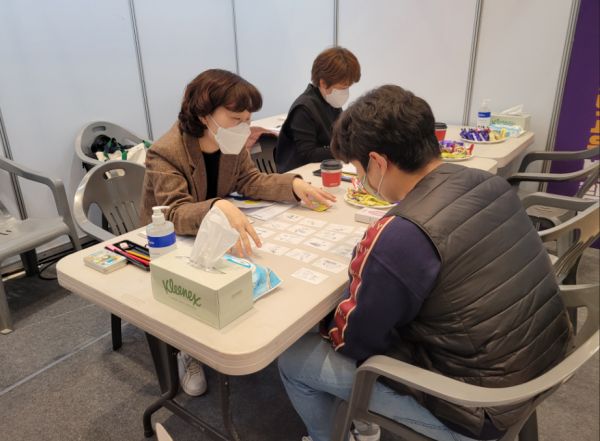 대전미래교육박람회 진로상담 부스 운영 (진로상담 모습)