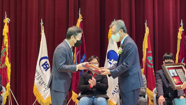 맥키스컴퍼니 조웅래 회장, ‘자랑스러운 충남 장애인복지 공로대상’ 수상 모습