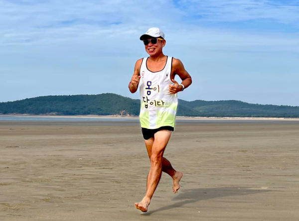 ‘대한민국 한바퀴’ 87일차(태안_신두리해안사구)를 뛰고 있는 맥키스컴퍼니 조웅래 회장