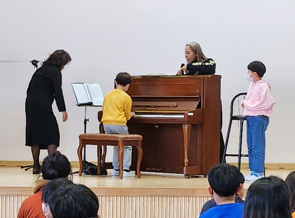 지난 23일 서산시 부석면 가사초등학교에서 열린 작은음악회 모습