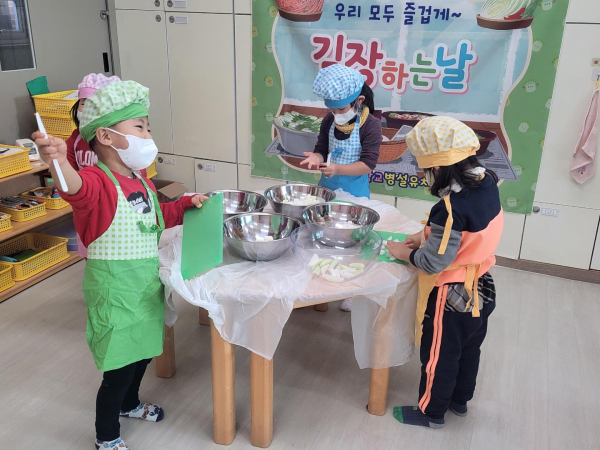 쌍류초 학생들이 김장을 하고 김치를 지역사회에 전달하고 있다.