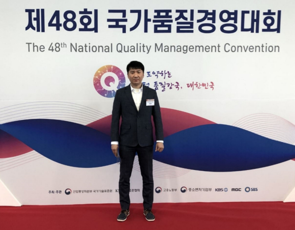 23일 경기도 고양시 킨텍스에서 열린 제48회 국가품질경영대회에서 동상을 수상한 한국타이어앤테크놀로지 금산공장 임창환 사원이 기념촬영을 하고 있다.