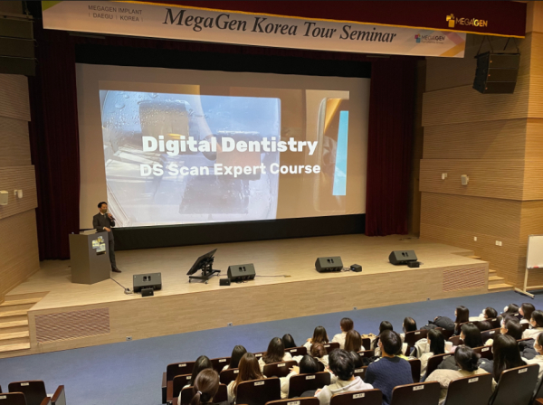 김범수 원장 (과천 연세치과병원)이 선문대 치위생과 학생들에게 디지털 임프란트학 특강 모습