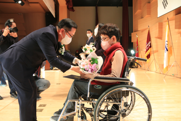 모범 장애인과 장애인복지 유공자에게 감사장 수여 모습