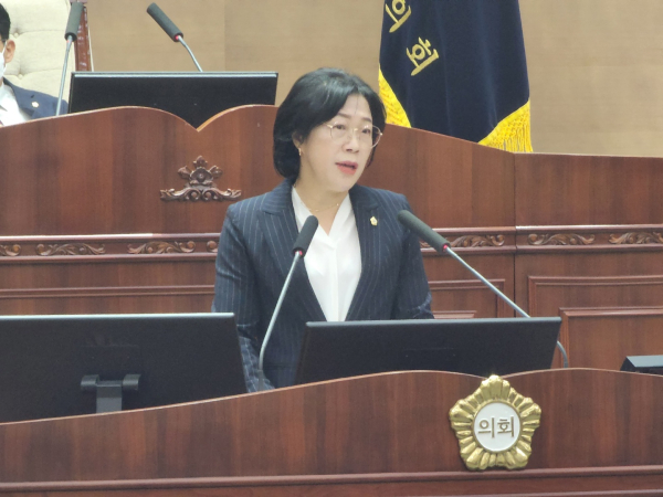 5분 발언을 하는 김명숙 천안시의원/박동혁 기자