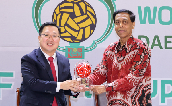 (왼쪽부터) 이장우 대전시장, 압둘 할림 빈 카다르(Abdul Halim Bin Kader)  세계세팍타크로연맹(ISTAF) 사무총장 겸 심판위원장.