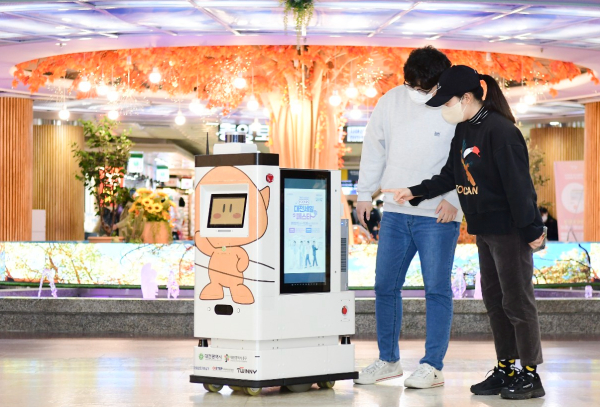 중앙로지하상가 내 자율주행 홍보 로봇