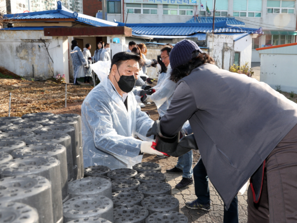 가세로 군수, 독거노인 가정을 방문해 연탄 나눔 봉사활동 실시 모습