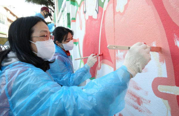 ‘가족과 함께하는 벽화 그리기’ 봉사활동 모습
