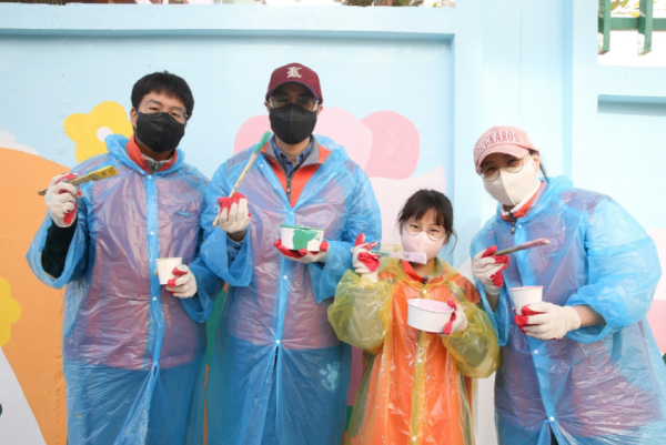 ‘가족과 함께하는 벽화 그리기’ 봉사활동 모습