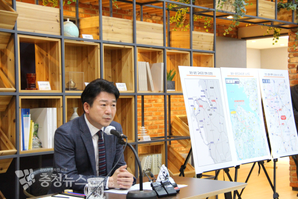 28일 대산-당진 고속도로 건설사업이 기획재정부 재정사업평가위원회 타당성 재조사 심의를 최종 통과했다. 기자회견을 하고 있는 홍순광 충남도 건설교통국장 모습./사진 권상재 기