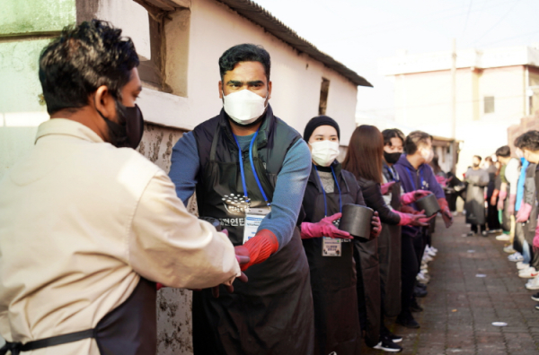 지난 26일 대전 동구 소제동에서 대전시사회서비스원과 소속 시설인 대전광역시 외국인주민 통합지원센터, 소상공인시장진흥공단이 사회공헌 활동의 일환으로 연탄 나눔 봉사 모습