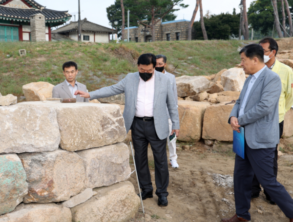 태안읍성 복원 사업 현장을 방문한 가세로 군수(22. 9. 28.).