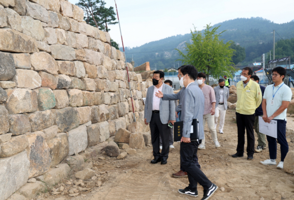 태안읍성 복원 사업 현장을 방문한 가세로 군수(22. 9. 28.).