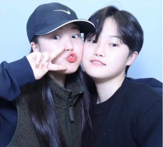 쌍둥이 자매 백주희(21세)와 백주예(21세) 학생이 해군부사관 278기에 나란히 합격