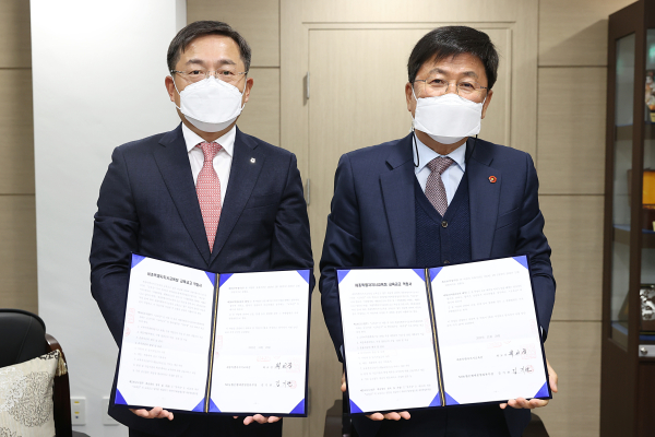 29일, 청사 3층 접견실에서 최교진 교육감과 김기관 본부장이 교육금고 약정식을 체결하고 있다.