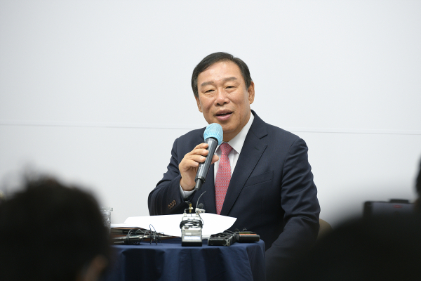 기자간담회 하는 최민호 세종시장