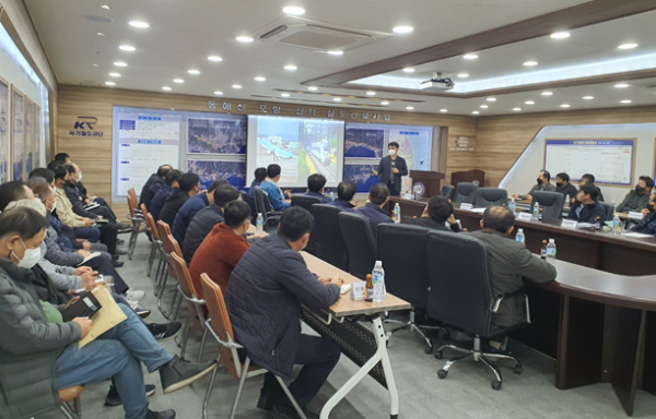 영남본부가 29일 동해선 포항～삼척 철도건설사업 현장관리자를 대상으로 안전교육을 시행하고 있다.