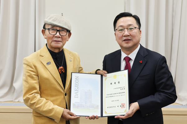 왼쪽부터 위원장으로 선출된 길공섭 (사)금강전통문화포럼 이사장, 이장우 대전시장