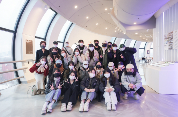 산업디자인학과 학생들과 김지현 지도교수가 ‘#안녕_대전’ 전시회가 열리는 한빛탑에서 기념촬영