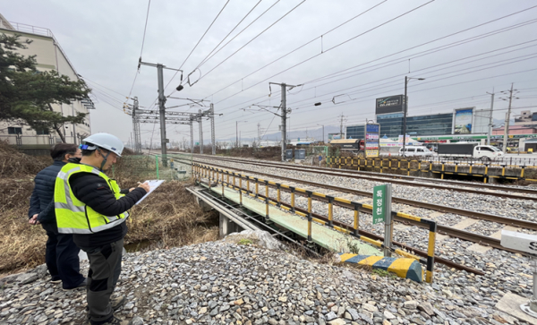 국가철도공단 충청본부 관계자가 지난 22일 진원지 인근 충북선 독정천교(주덕~달천역 구간)를 민간전문가와 함께 점검하고 있다