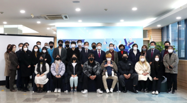 지난 28일 학교 밖 청소년의 자립을 지원하는 내일이룸학교 수료식을 진행하고 관계자와 수료생들이 전체 기념촬영