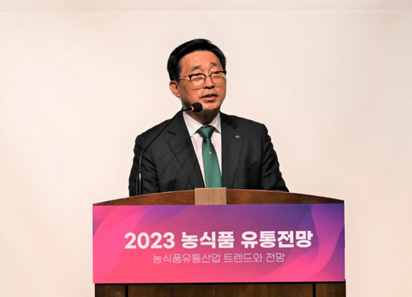 ‘2023 농식품 유통전망’ 현장 사진 * 인사말씀하는 한국농수산식품유통공사 김춘진 사장