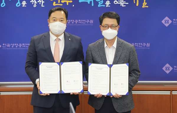 (왼쪽부터)한국생명공학연구원 김장성 원장, 국가임상시험지원재단 배병준 이사장