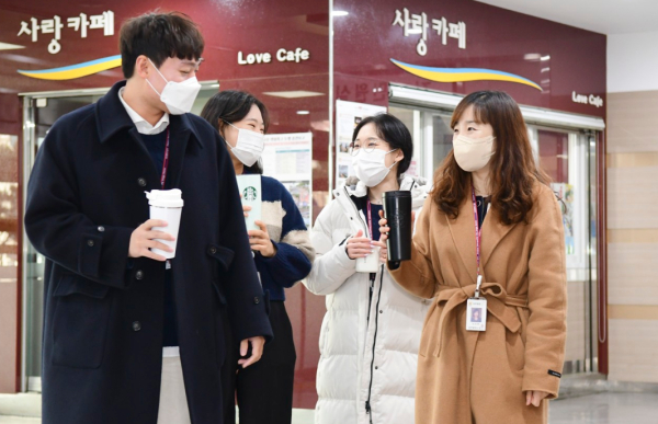 청사 내 카페 이용 시 텀블러를 사용하는 중구청 공무원