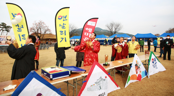 제6회 서산 해미읍성 전국 연날리기 대회(이완섭 시장 참가 모습)