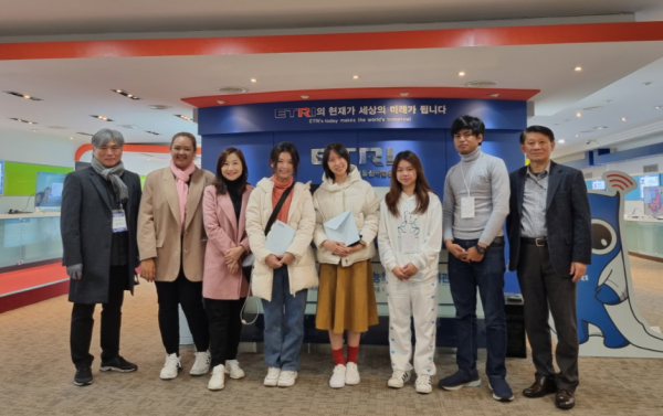 태국 마히돌대학교 방문단이 한국전자통신연구원을 견학하고  기념촬영을 하고 있다.