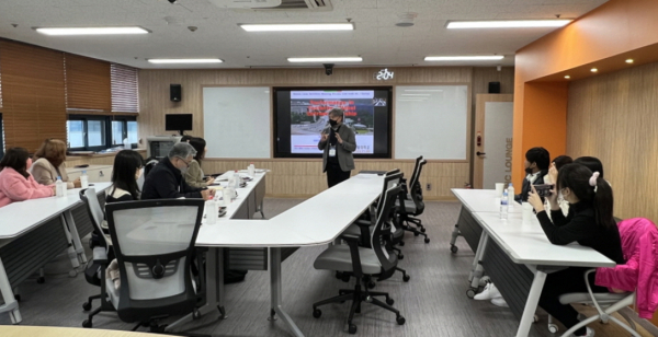 한밭대학교와 태국 마히돌대학교의 ‘2022학년도 글로벌 기업가정신 공동교육과정’에 참여한 양 국의 학생들이 설명을 듣고 있다.