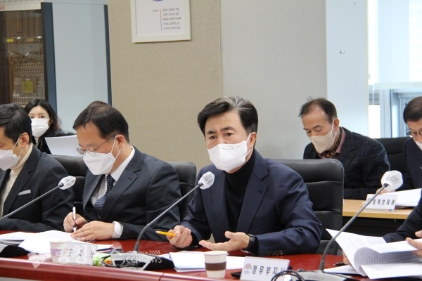 김태흠 충남지사는 5일 오후 도청 중회의실에서 열린 실·국·원장 회의에서 대전시에 이어 충청남도도 실내 마스크 착용 자율화를 독자 추진하겠다고 밝혔다/사진 권상재 기자