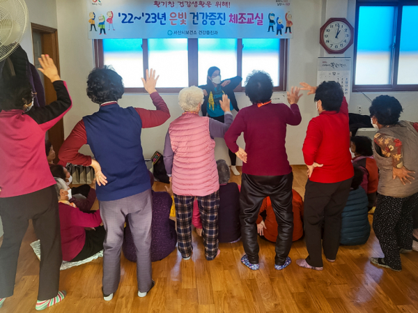 5일 수석1통 경로당에서 열린 은빛 건강증진 체조교실 모습