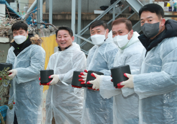 지난 3일 서구 공무원노동조합 사랑나눔 연탄배달 봉사 장면