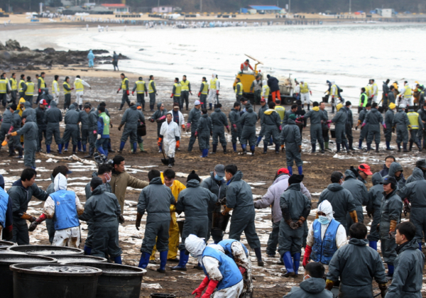 2007년 기름유출사고 당시 방제작업에 나선 자원봉사자들.