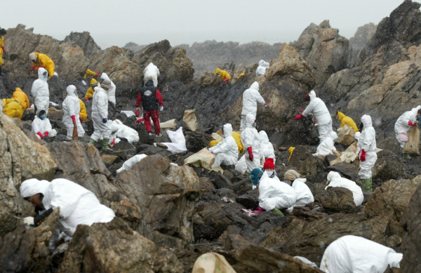 2007년 기름유출사고 당시 방제작업에 나선 자원봉사자들.