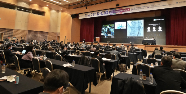 심장내과 교수팀, 전국 의료진 대상 대한심혈관중재학회 심포지엄에서 관상동맥혈관중재술 생중계 모습