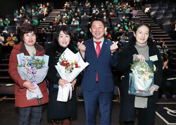 6일 롯데시네마(대전센트럴)에서 열린 지혜의 샘물 발간 기념식에서 새마을문고 활성화를 위해 수고한 문고 지도자의 노고를 치하하는 유공자 표창