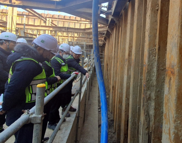 이병호사장은 6일 경남 배수개선사업현장을 불시점검하고 기본적인 안전수칙부터 철저히 준수할 것을 당부했다