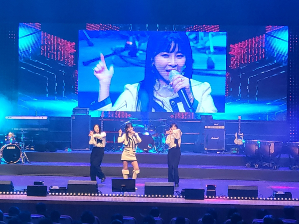 가수 은가은 공연 모습