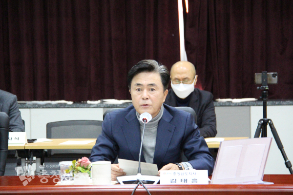 김태흠 충남지사는 7일 도청 대회의실에서 박상돈 천안시장 등 5개 시군 단체장·부단체장, 13개 기업 대표와 투자협약을 체결했다/사진 권상재 기자