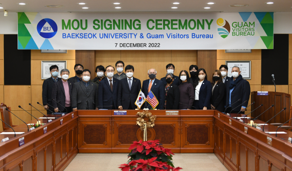 백석대학교와 괌 관광청의 산학협력협약 후 참석자들이 기념촬영.(앞줄 왼쪽 세 번째부터 백석대 장동민 교목부총장, 정우진 학사부총장, 괌 관광청 칼 T.C. 쿠티에레즈 관광청장)