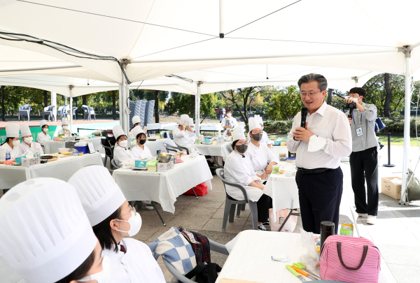 유림공원에서 진행한 「제8회 청소년 나Be 한마당」에 참여한 정용래 유성구청장이 청소년들을 만나 다양한 이야기를 듣고 있다.