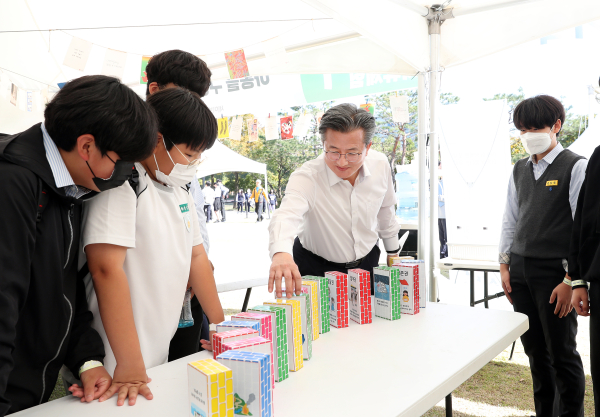 유림공원에서 진행한 「제8회 청소년 나Be 한마당」에 참여한 정용래 유성구청장이 청소년들을 만나 다양한 이야기를 듣고 있다.