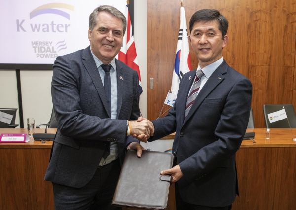 협약식에 참석한 정경윤 한국수자원공사 부사장(사진의 오른쪽)과 Steve Rotheram LCRCA 시장(사진의 왼쪽)이 기념촬영을 하고 있다.