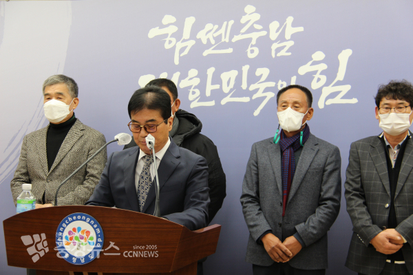 국응복 허베이사회적협동조합 이사장은 7일 도청 브리핑실에서 기자회견을 갖고 조합의 임원들 전원 사퇴의사를 밝혔다/사진 권상재 기자