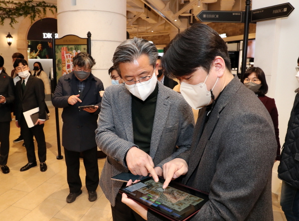 7일 대전신세계백화점에서 정용래 유성구청장이 실내 내비게이션 시연회를 하고 있다.