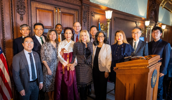 미국 연방의회 ‘김치의 날’ 기념행사 단체사진 * 김춘진 한국농수산식품유통공사 사장(둘째 줄 좌측 두 번째), 캐롤린 멀로니 하원의원(첫째 줄 좌측 네 번째), 김민선 미주한인이민사박물관장(첫째 줄 좌측 세 번째)