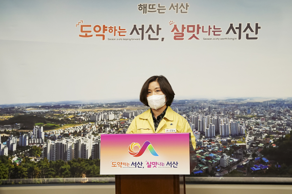 이용율 서산시 감염병관리과장 8일 서산시청 브리핑실에서 코로나19 전망과 향후 대응계획에 대해 설명하고 있다.